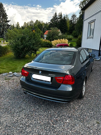 BMW 320i 3 of 5