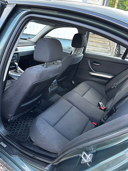 BMW 320i 5 of 5