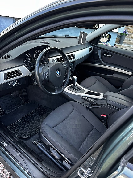 BMW 320i 4 of 5
