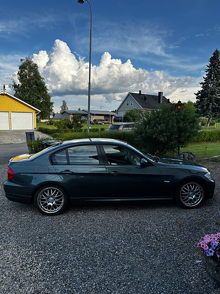 BMW 320i 2 of 5
