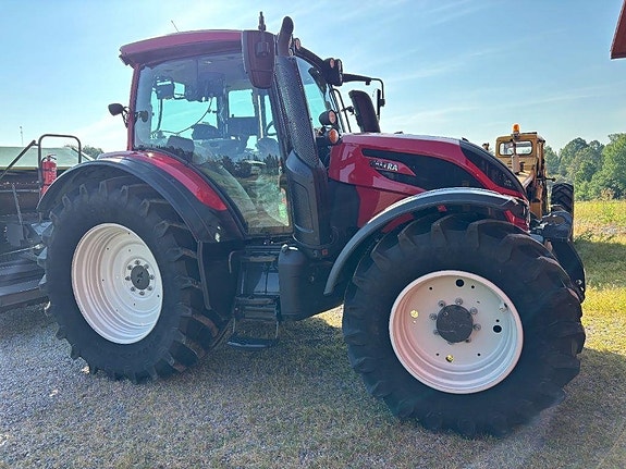 Valtra N154 2 of 16