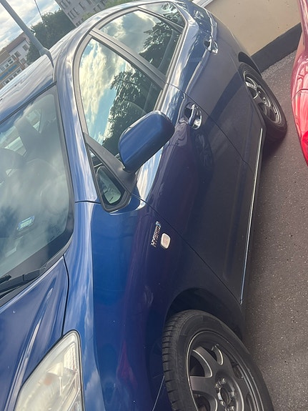 Toyota Prius 3 of 4