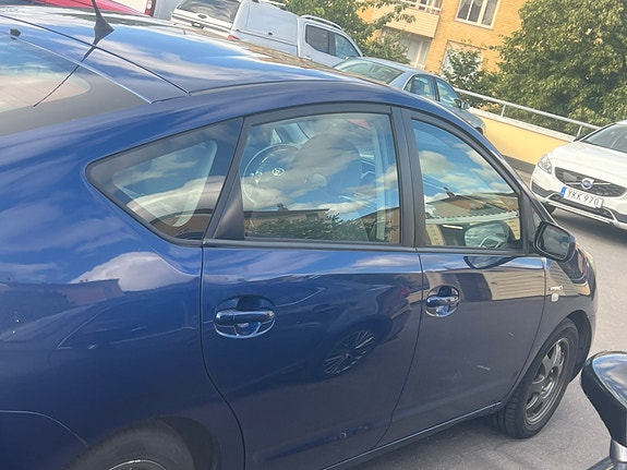 Toyota Prius 2 of 4