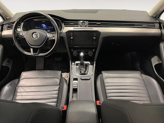 Volkswagen Passat 10 of 23
