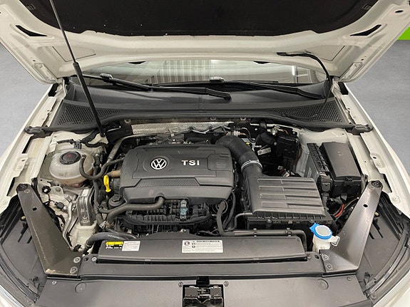 Volkswagen Passat 17 of 23