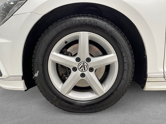 Volkswagen Passat 8 of 23