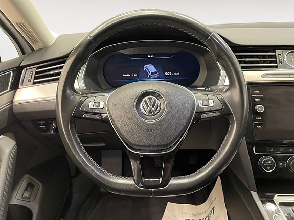 Volkswagen Passat 13 of 23