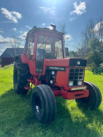 International 844 XL 3 of 9
