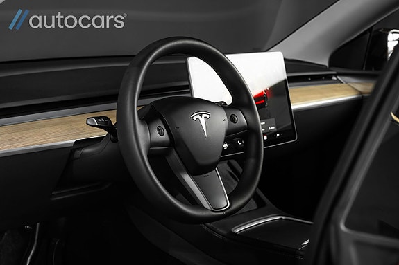 Tesla Model Y 18 of 30