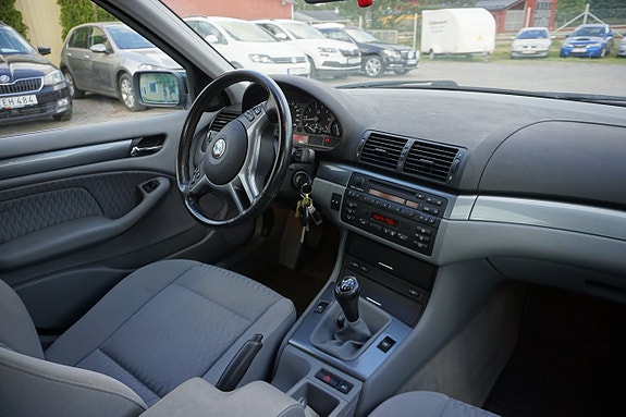 BMW 320i 5 of 9