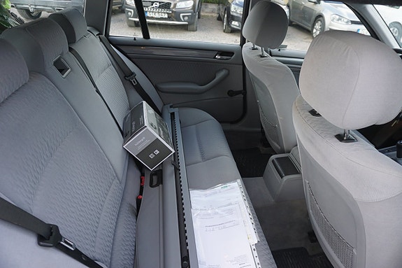 BMW 320i 6 of 9