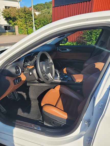 Alfa Romeo Giulia 4 of 7