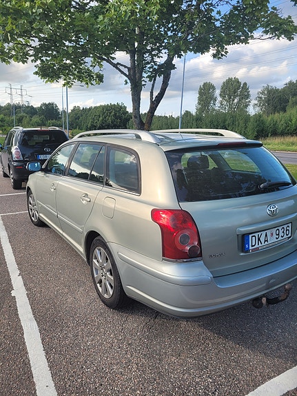 Toyota Avensis 2 of 5