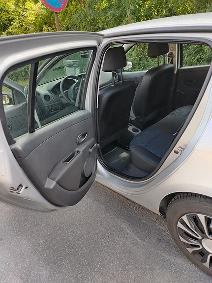Renault Clio 11 of 14