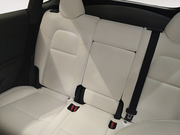 Tesla Model Y 13 of 20