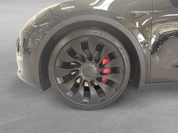 Tesla Model Y 8 of 20