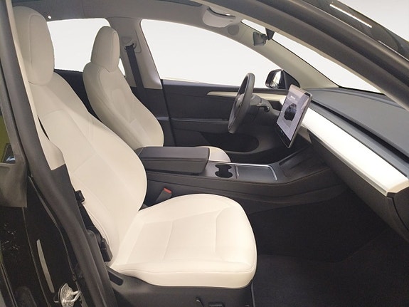 Tesla Model Y 14 of 20