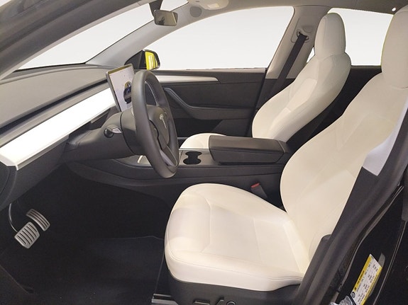 Tesla Model Y 9 of 20