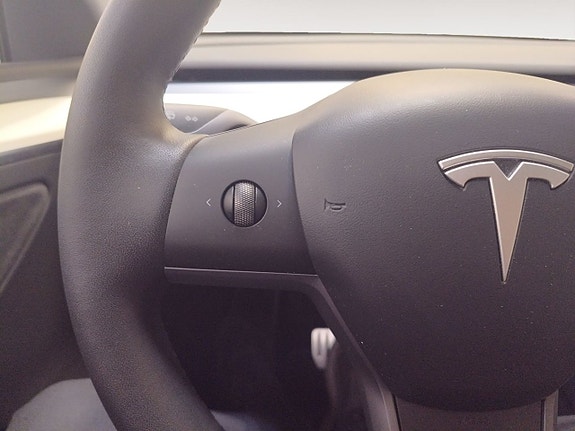 Tesla Model Y 19 of 20