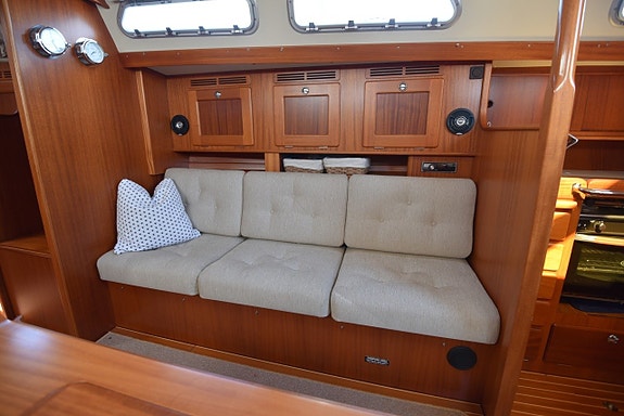 Hallberg Rassy 43 15 of 24
