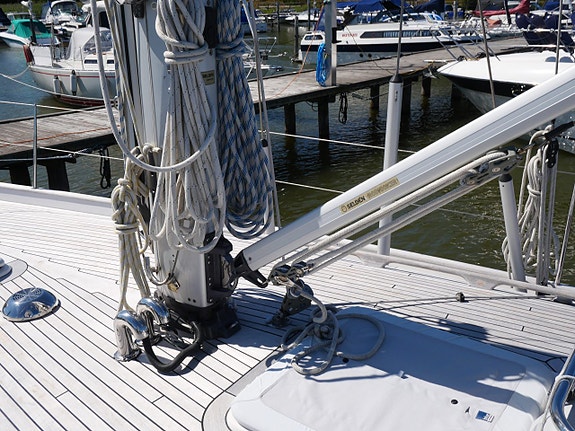 Hallberg Rassy 43 6 of 24