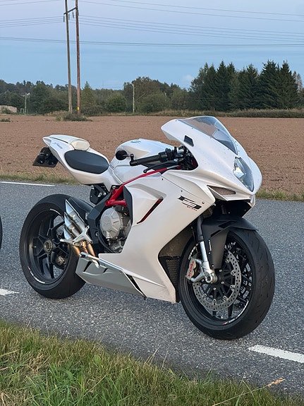 MV Agusta F3 675 2 of 3