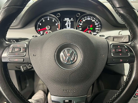 Volkswagen Passat 12 of 26