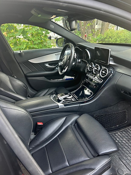 Mercedes-Benz C220 4 of 6