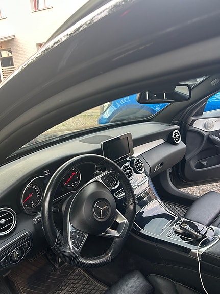Mercedes-Benz C220 5 of 6