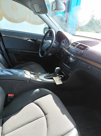 Mercedes-Benz E320 5 of 8