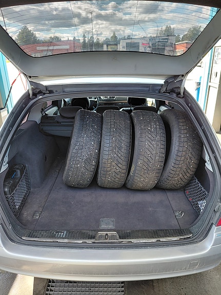 Mercedes-Benz E320 4 of 8