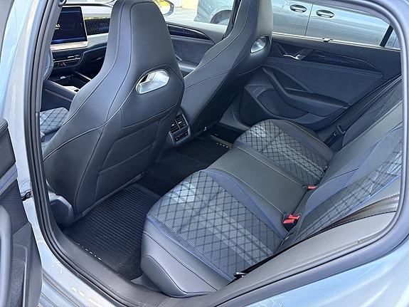 Volkswagen Passat 10 of 11