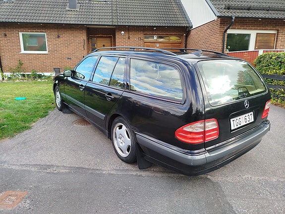 Mercedes-Benz E240 4 of 5