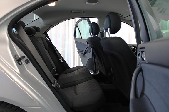 Mercedes-Benz C180 9 of 12