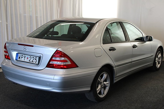 Mercedes-Benz C180 4 of 12