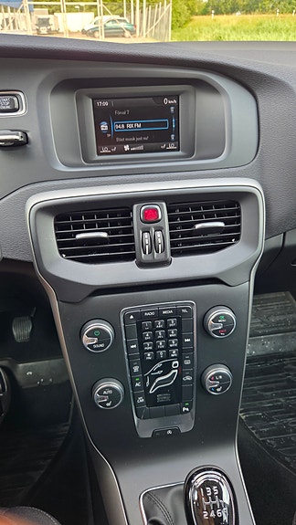 Volvo V40 Cross Country 2 of 6