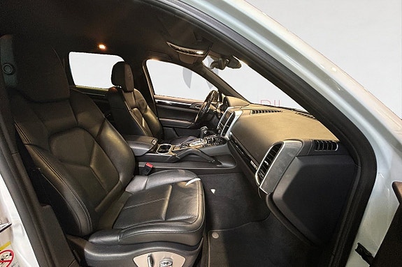 Porsche Cayenne 15 of 18
