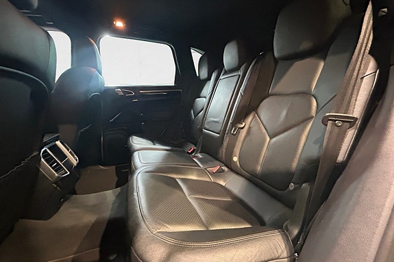 Porsche Cayenne 14 of 18