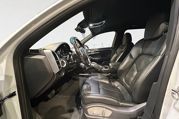 Porsche Cayenne 3 of 18