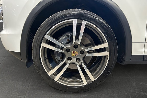 Porsche Cayenne 16 of 18