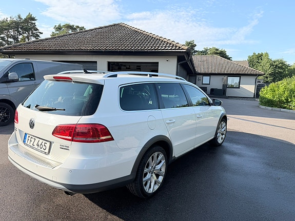 Volkswagen Passat Alltrack 2 of 10