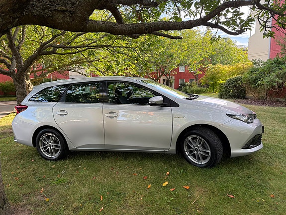 Toyota Auris 7 of 22