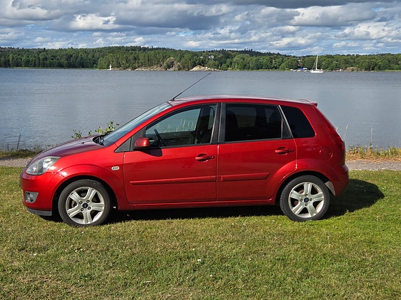 Ford Fiesta 2 of 10