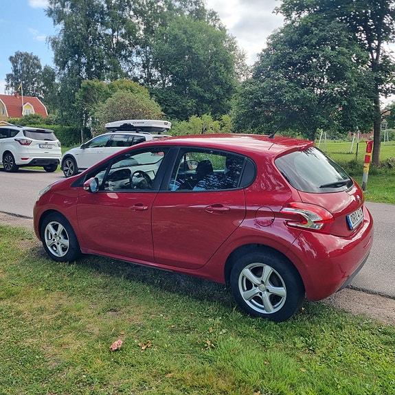 Peugeot 208 4 of 6