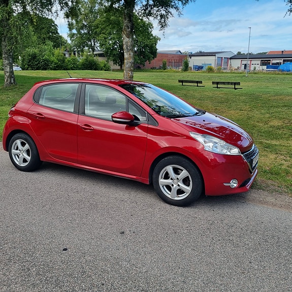 Peugeot 208 2 of 6