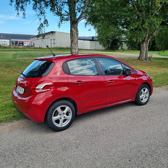 Peugeot 208 3 of 6