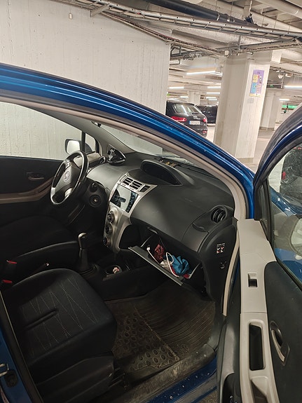 Toyota Yaris 7 of 9