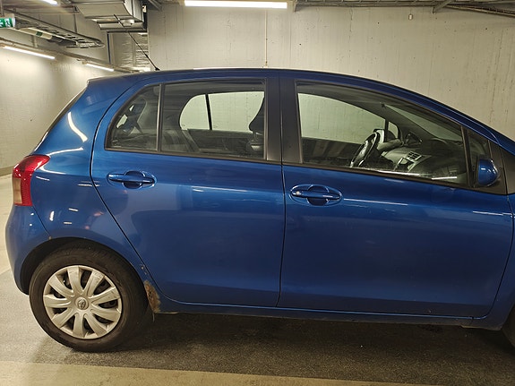 Toyota Yaris 3 of 9