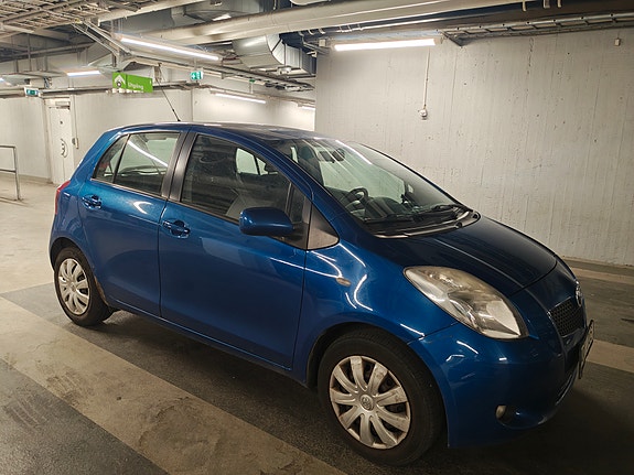 Toyota Yaris 2 of 9