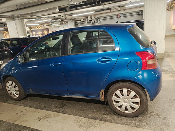 Toyota Yaris 6 of 9